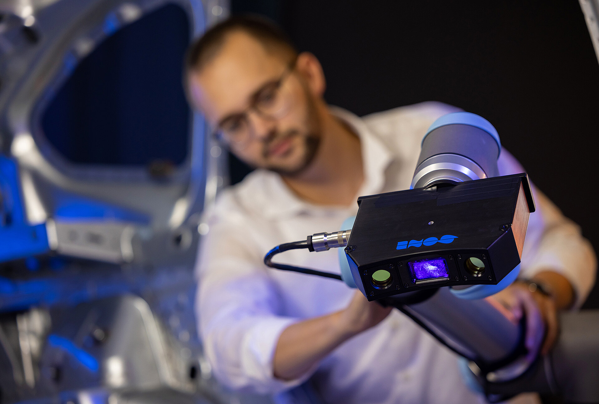 Determination of exact position by detection of several features on the component